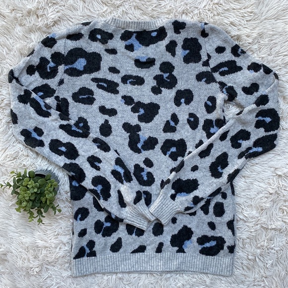 🎉HP🎉 Loft Crewneck Leopard Sweater 💗 Gray & Blue - Picture 4 of 12